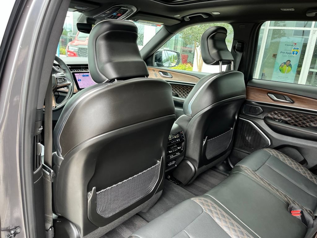 Used 2025 Jeep Grand Cherokee Summit AWD/4WD image 17