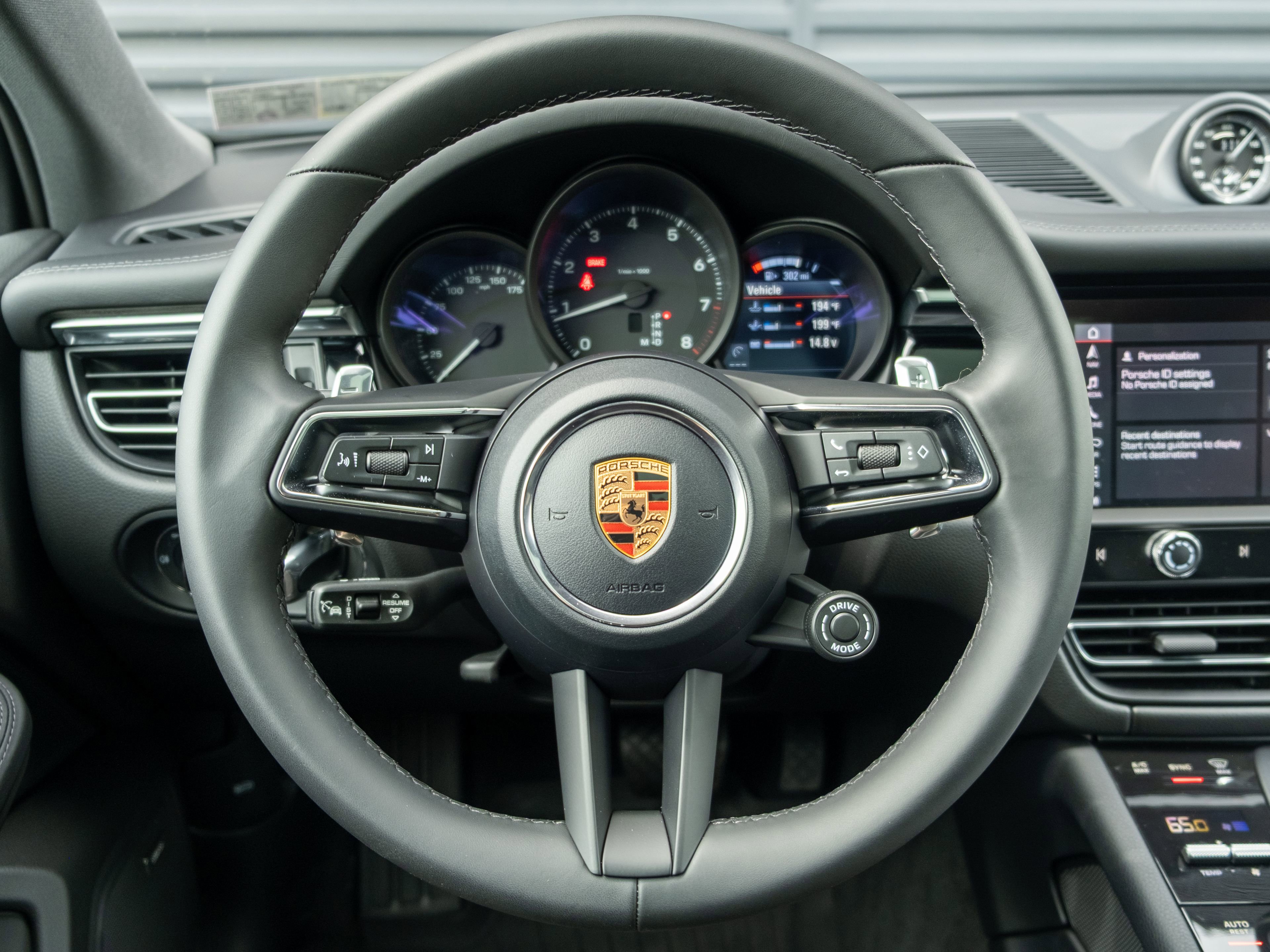 Certified 2026 Porsche Macan AWD/4WD image 6