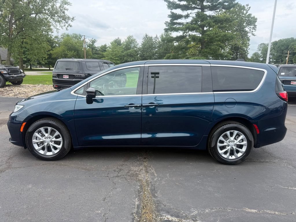 Used 2025 Chrysler Pacifica Select w/ Uconnect Theater Family Group AWD/4WD image 8