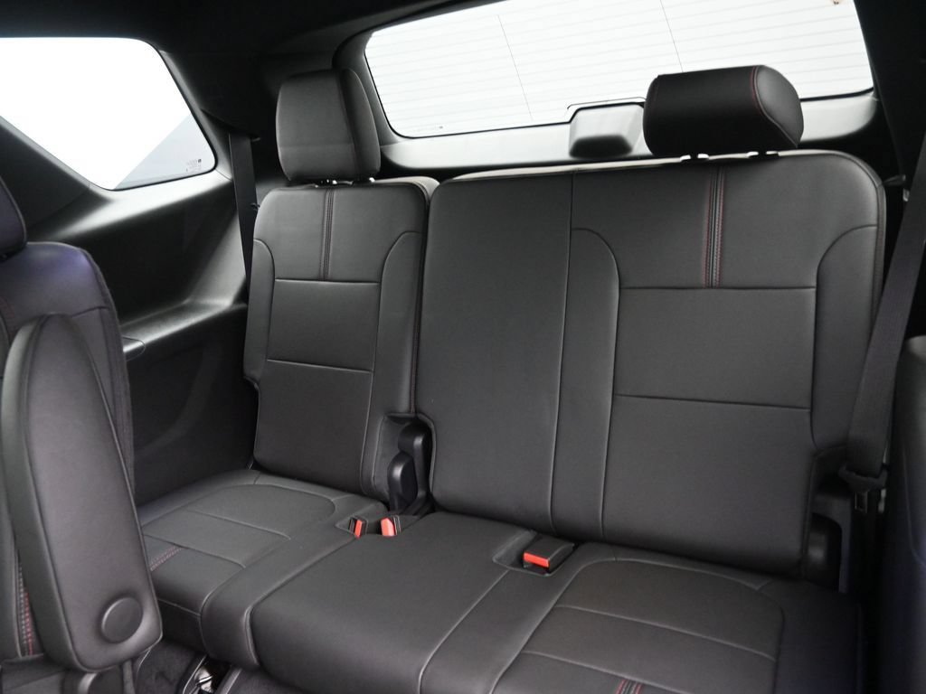 Used 2023 Chevrolet Traverse RS FWD image 15