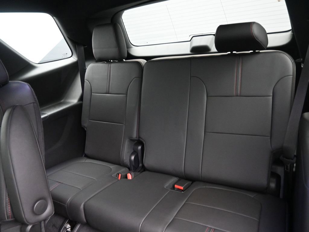 Used 2023 Chevrolet Traverse RS FWD image 15