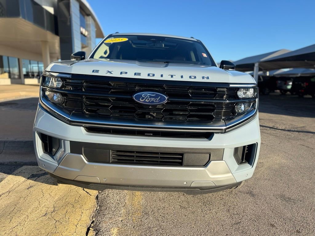 Used 2025 Ford Expedition Max Platinum w/ Driver's Package image 2