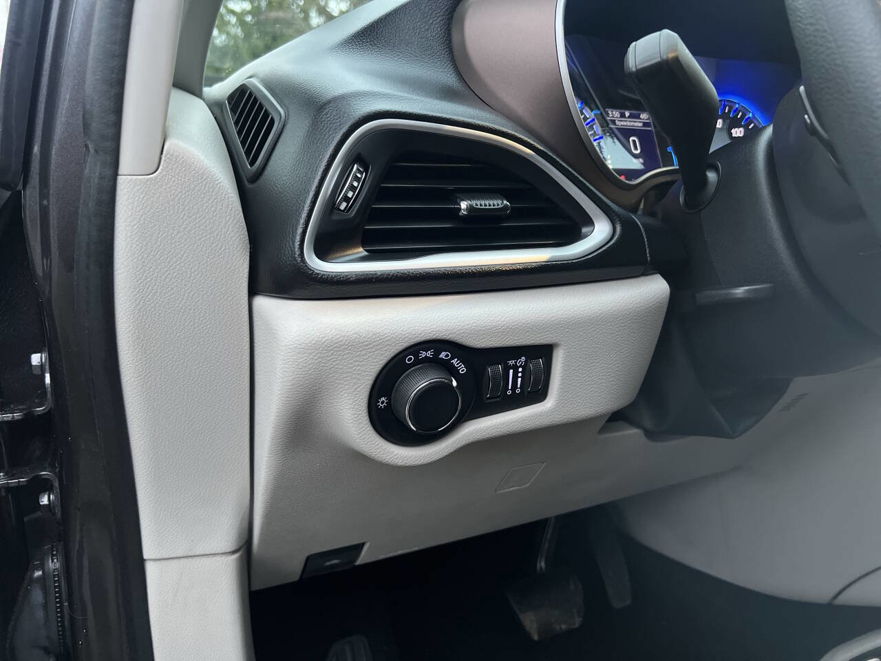 Used 2017 Chrysler Pacifica Touring image 20