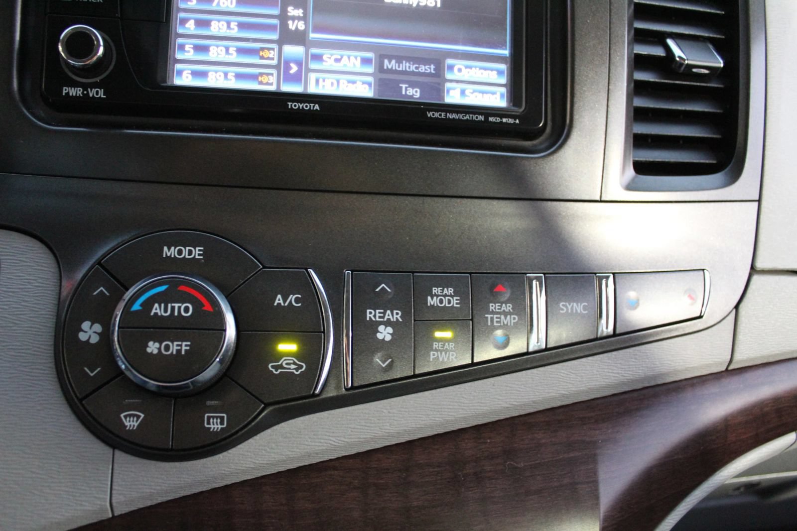 Used 2013 Toyota Sienna XLE FWD image 23