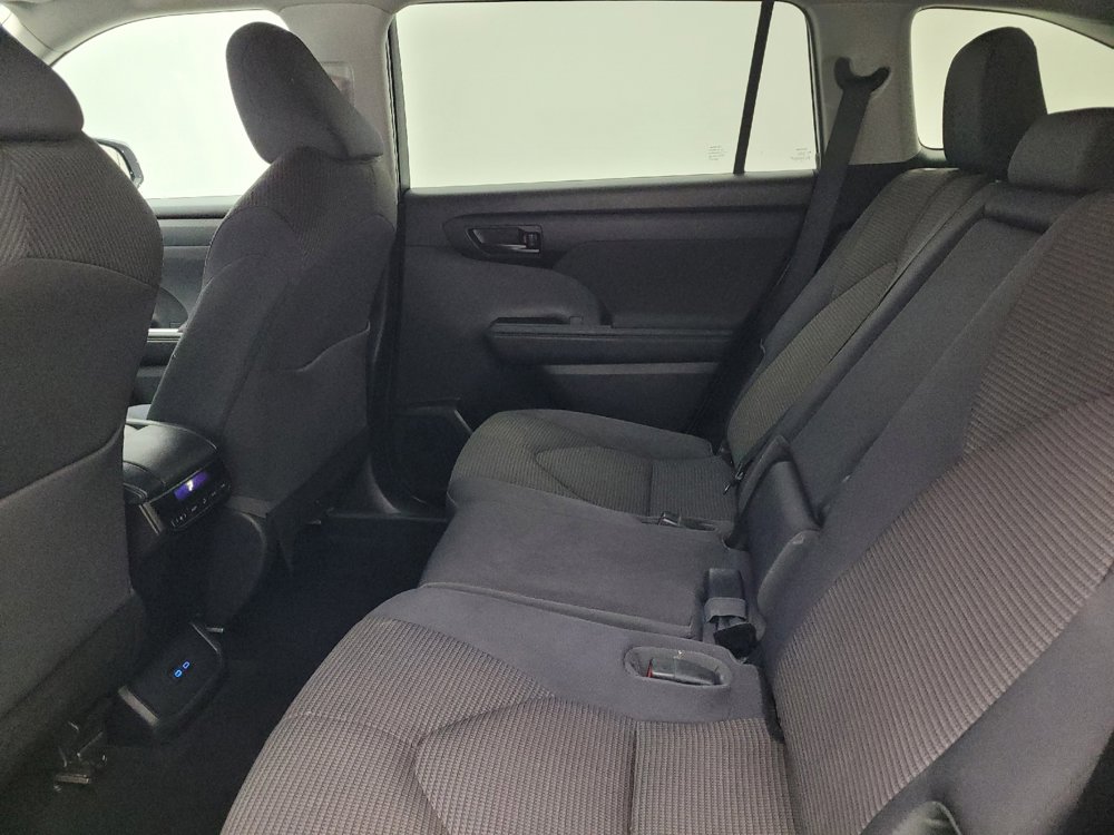Used 2022 Toyota Highlander L image 18