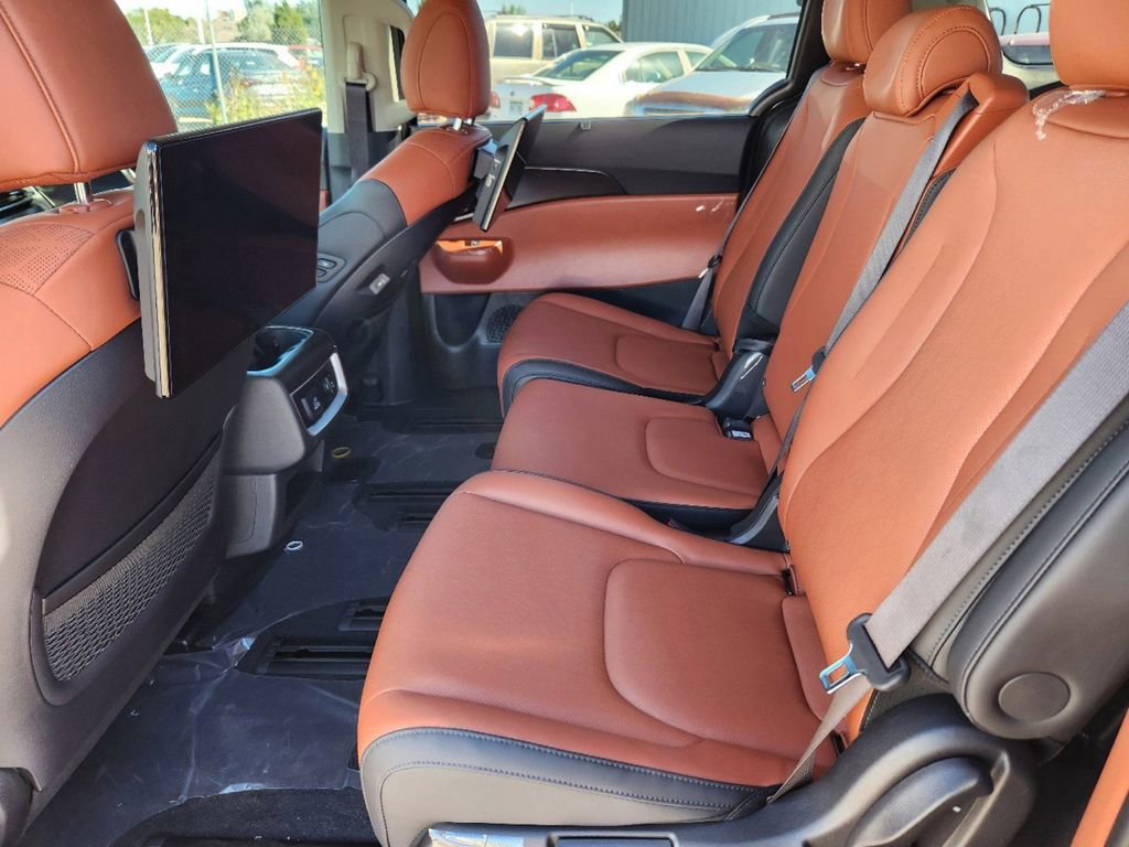 Used 2025 Kia Carnival SX FWD image 16