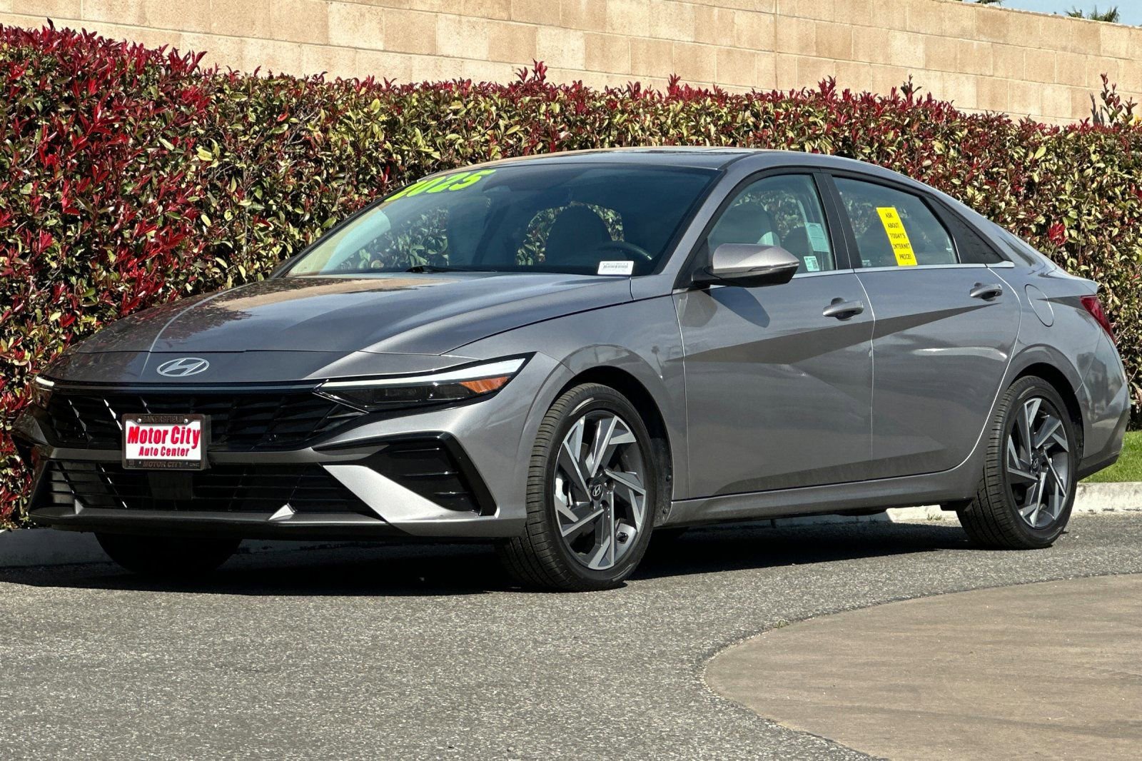 Used 2025 Hyundai Elantra Limited image 8