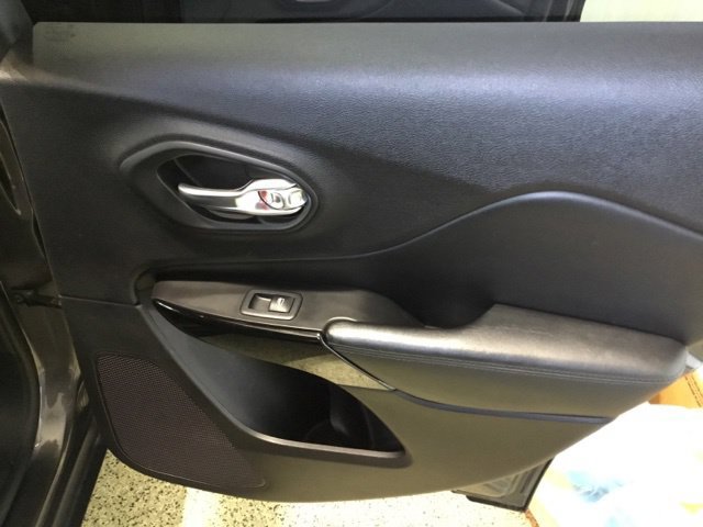 Used 2019 Jeep Cherokee Latitude Plus AWD/4WD image 46