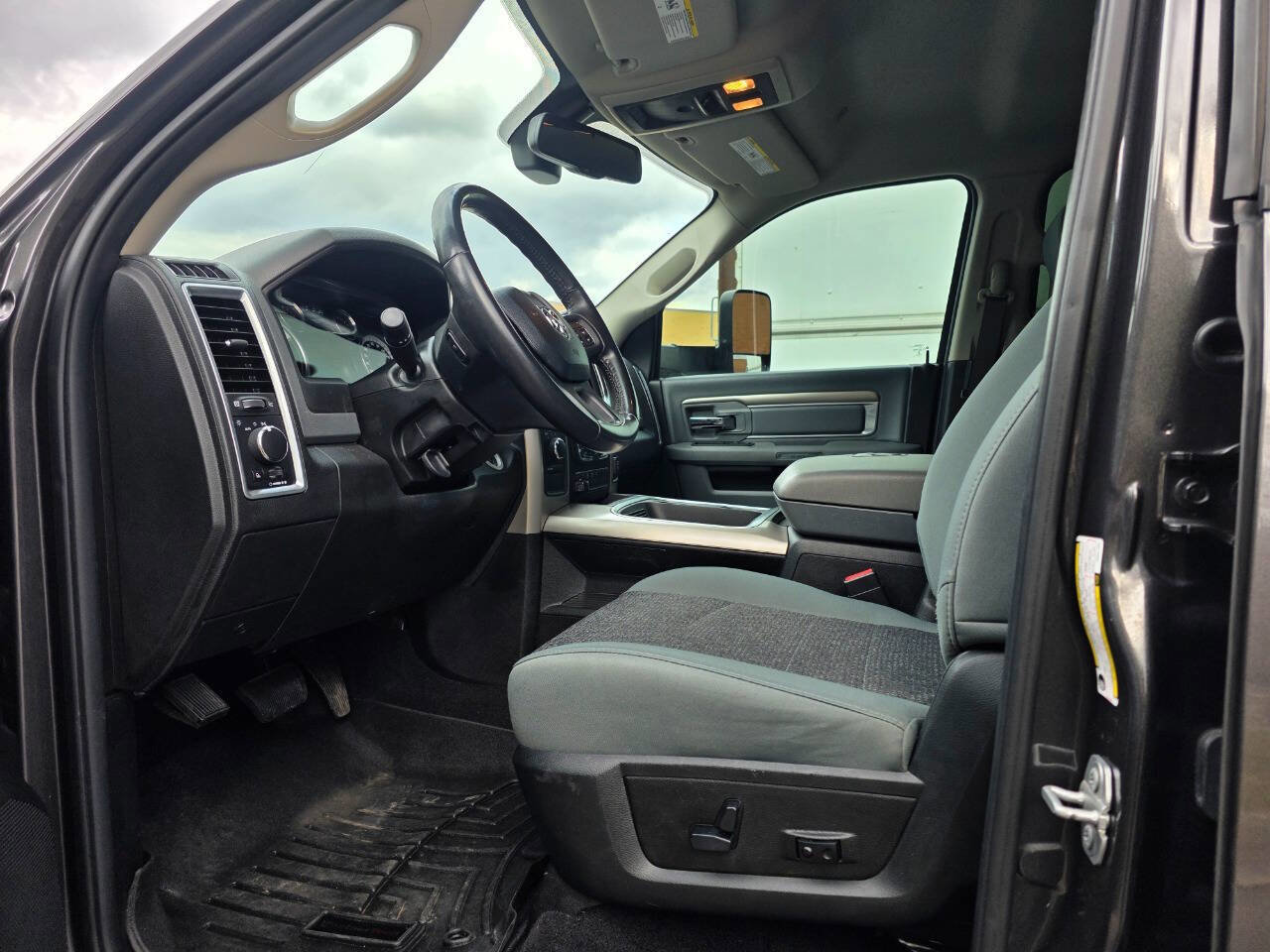 Used 2018 RAM 2500 SLT w/ Luxury Group image 12