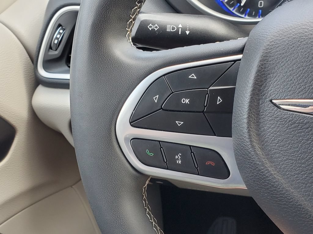 Used 2024 Chrysler Pacifica Touring-L FWD image 13