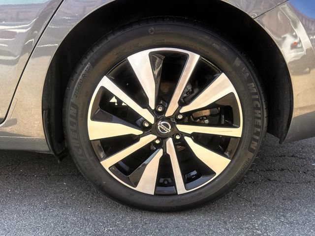 Used 2022 Nissan Sentra SV w/ SV Premium Package FWD image 32
