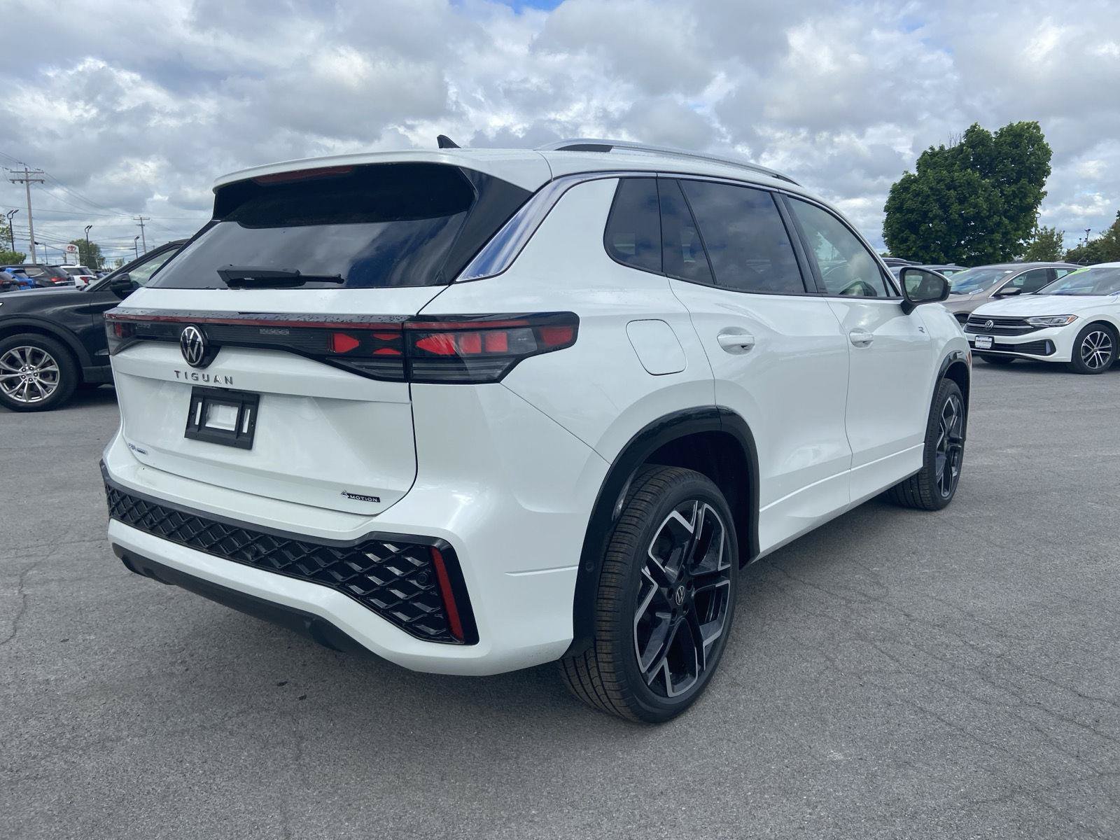 New 2026 Volkswagen Tiguan SEL R-Line AWD/4WD image 4