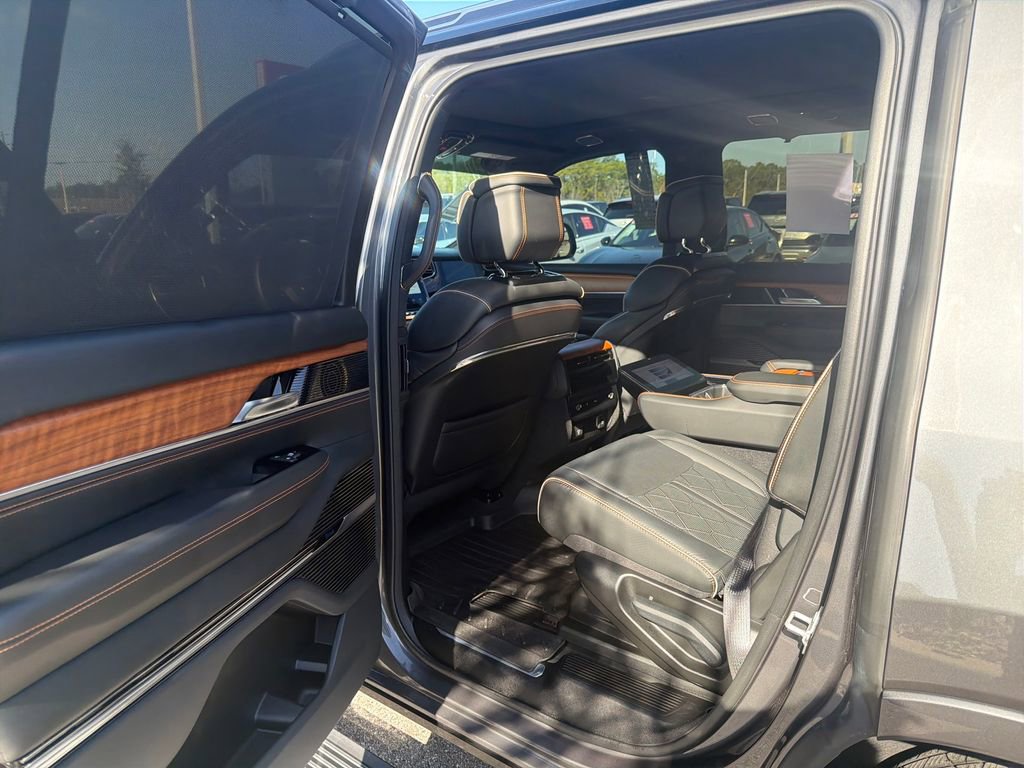 Used 2024 Jeep Grand Wagoneer Series III image 23