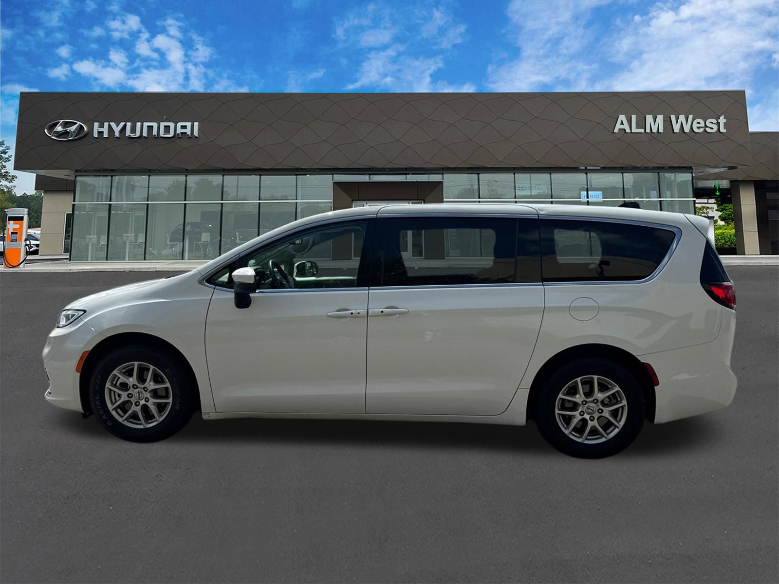 Used 2023 Chrysler Pacifica Touring-L FWD image 8