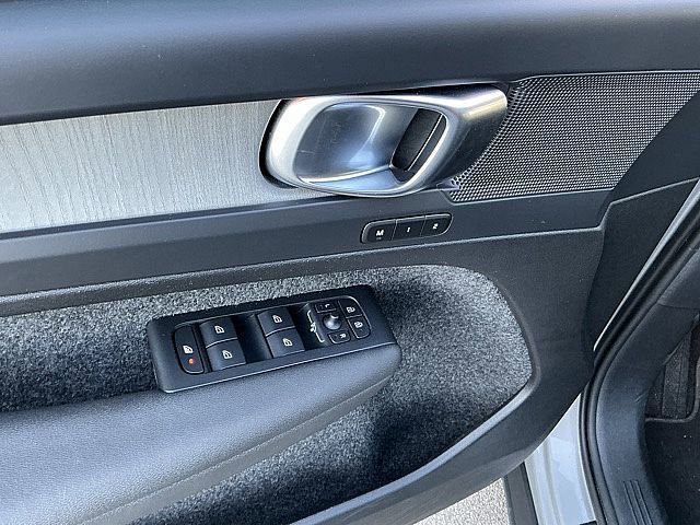 Certified 2025 Volvo XC40 B5 Core image 17