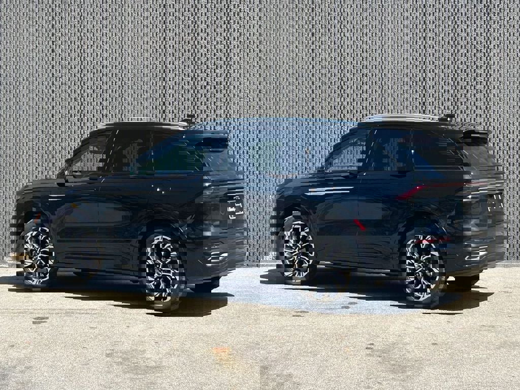 Used 2025 Lincoln Nautilus Reserve AWD/4WD image 4