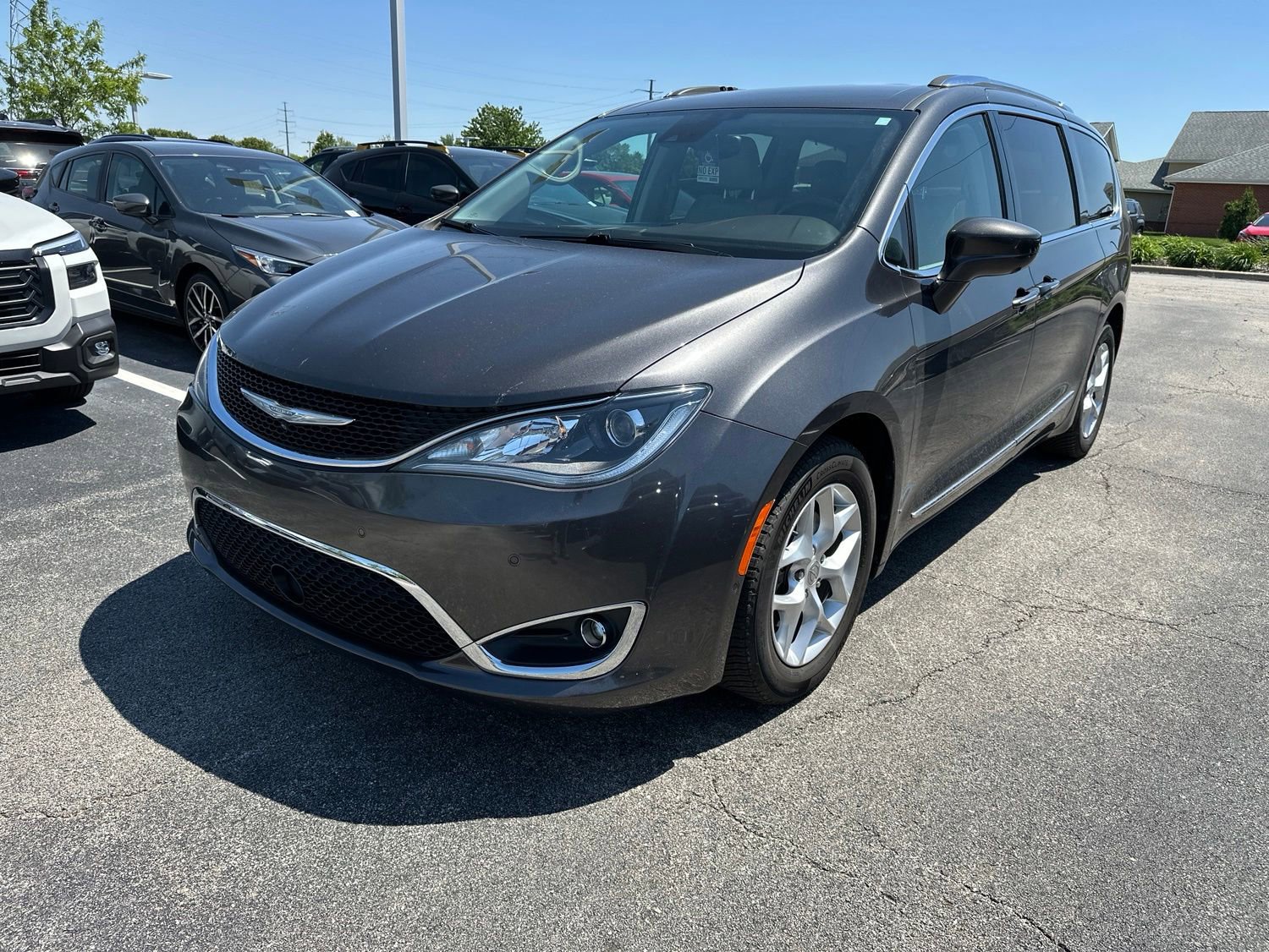 Used 2017 Chrysler Pacifica Touring-L Plus w/ Advanced Safetytec Group FWD image 1