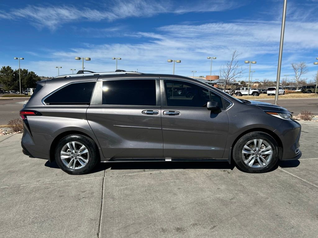 Used 2022 Toyota Sienna Limited image 9