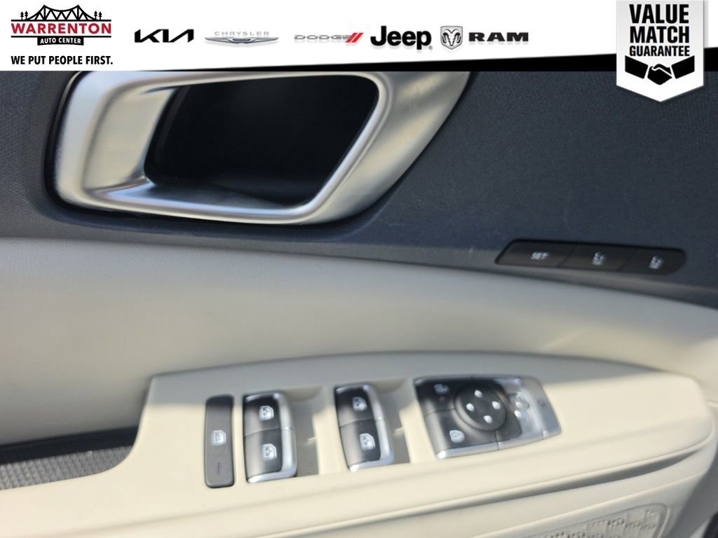 Certified 2025 Kia Carnival EX FWD image 9