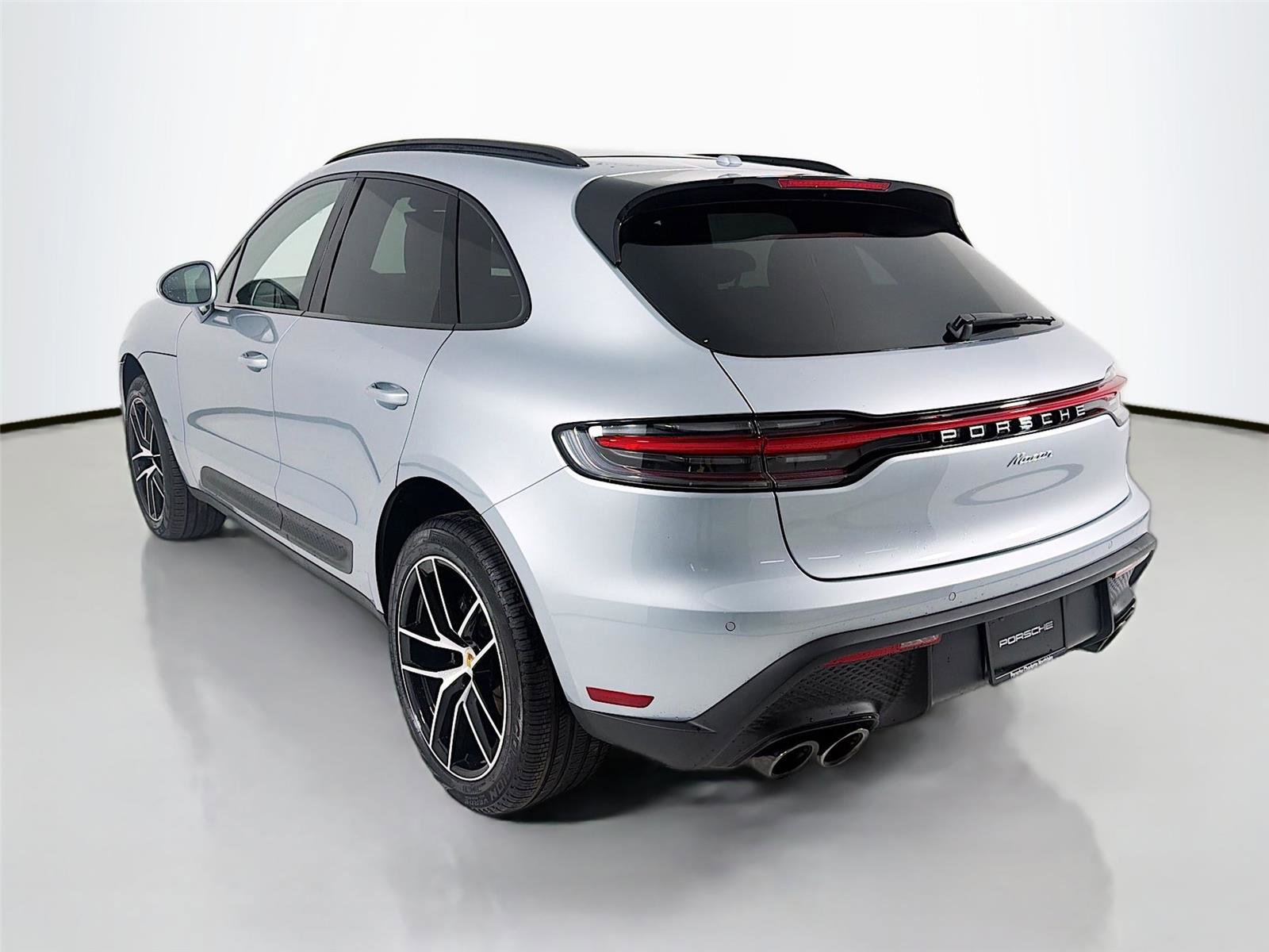 Certified 2025 Porsche Macan image 3