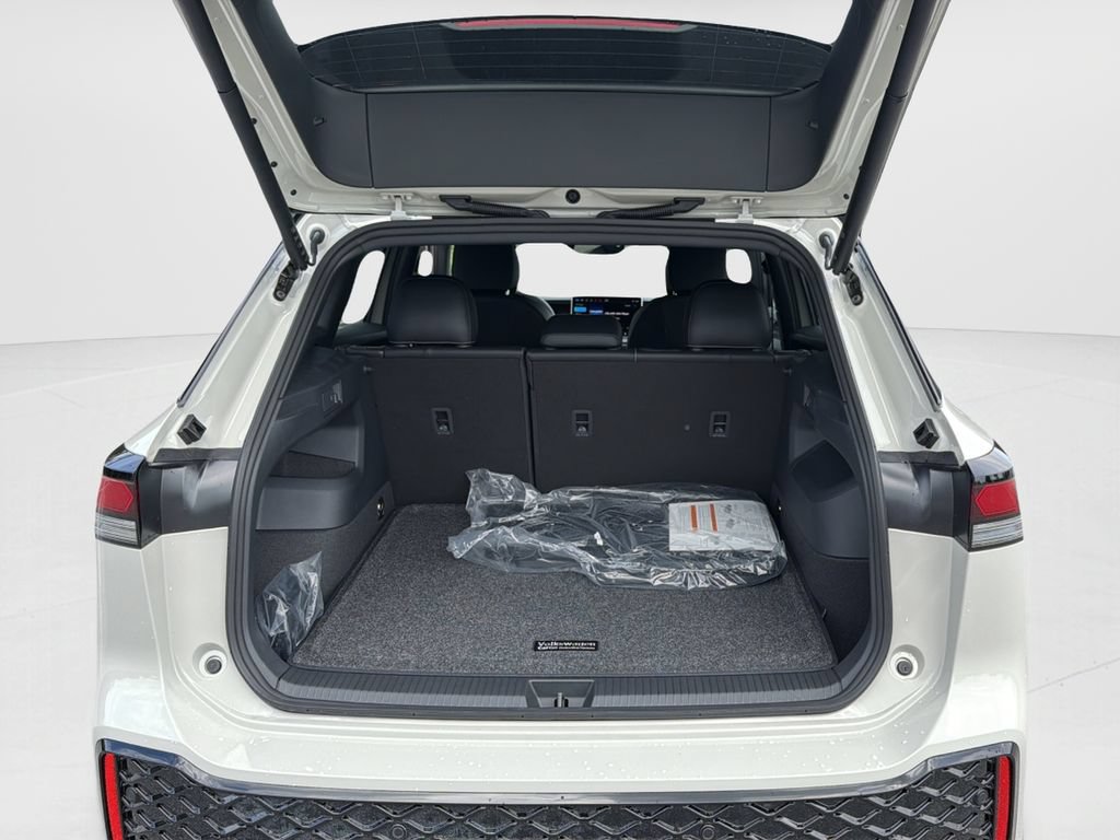 New 2026 Volkswagen Tiguan SE R-Line FWD image 9
