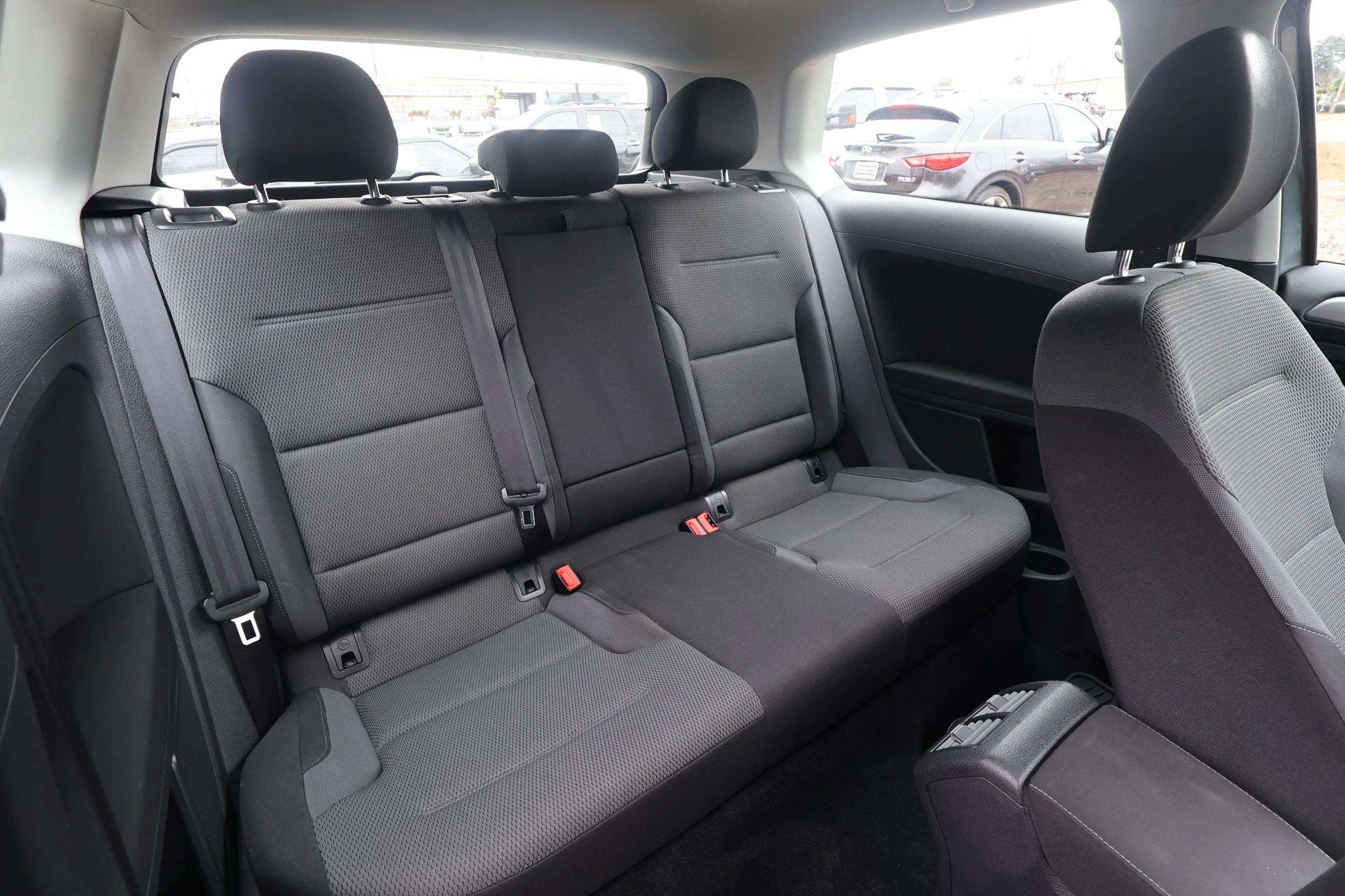 Used 2015 Volkswagen Golf Launch Edition FWD image 28