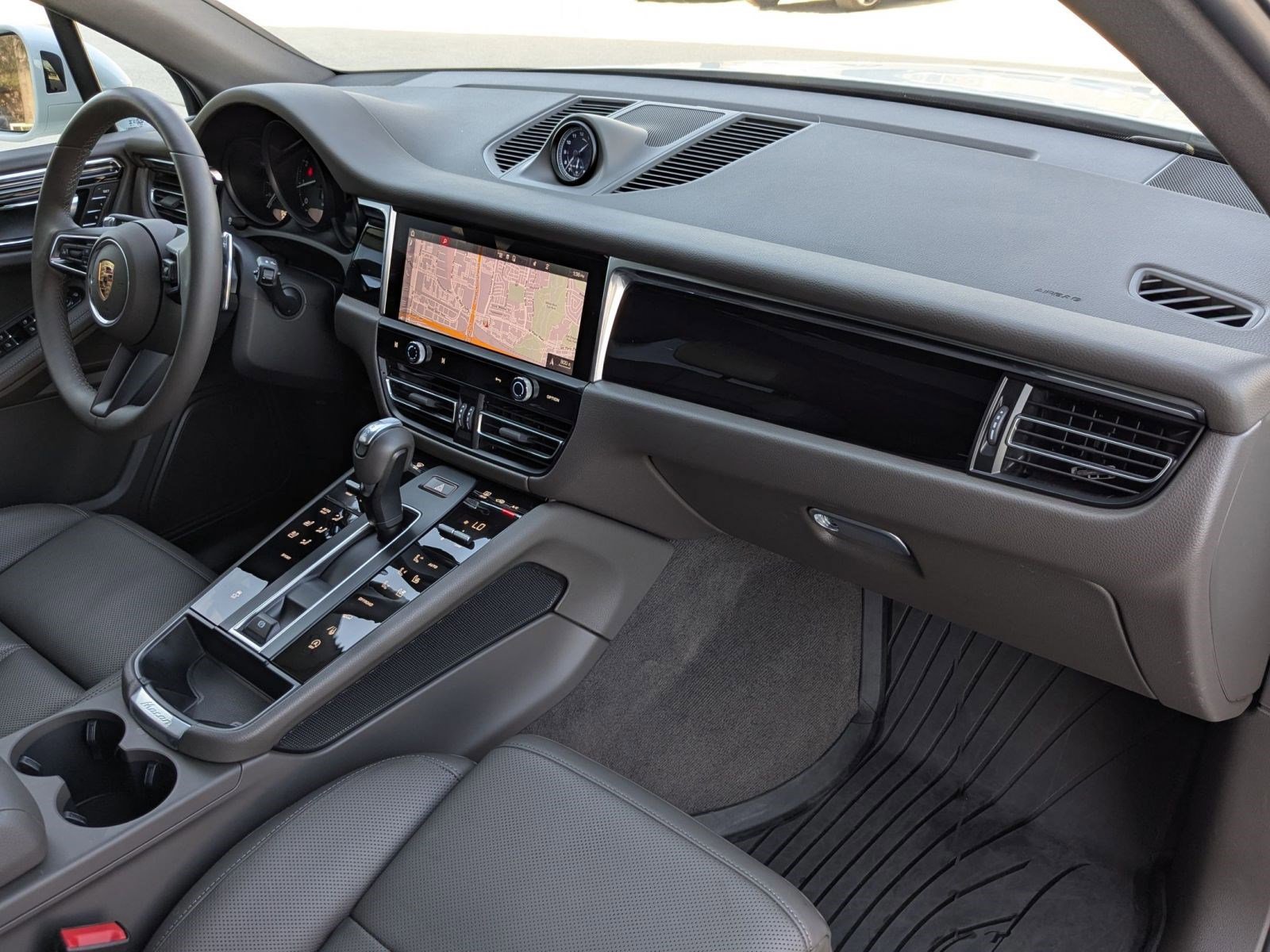 Certified 2025 Porsche Macan AWD/4WD image 26