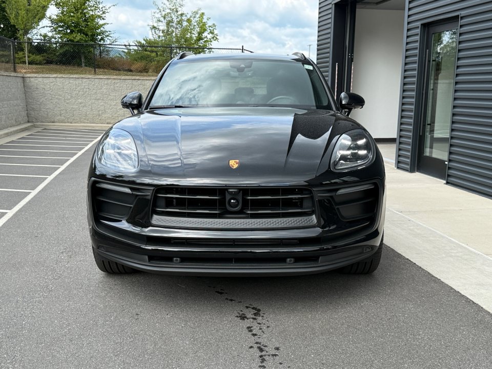 Certified 2026 Porsche Macan AWD/4WD image 10