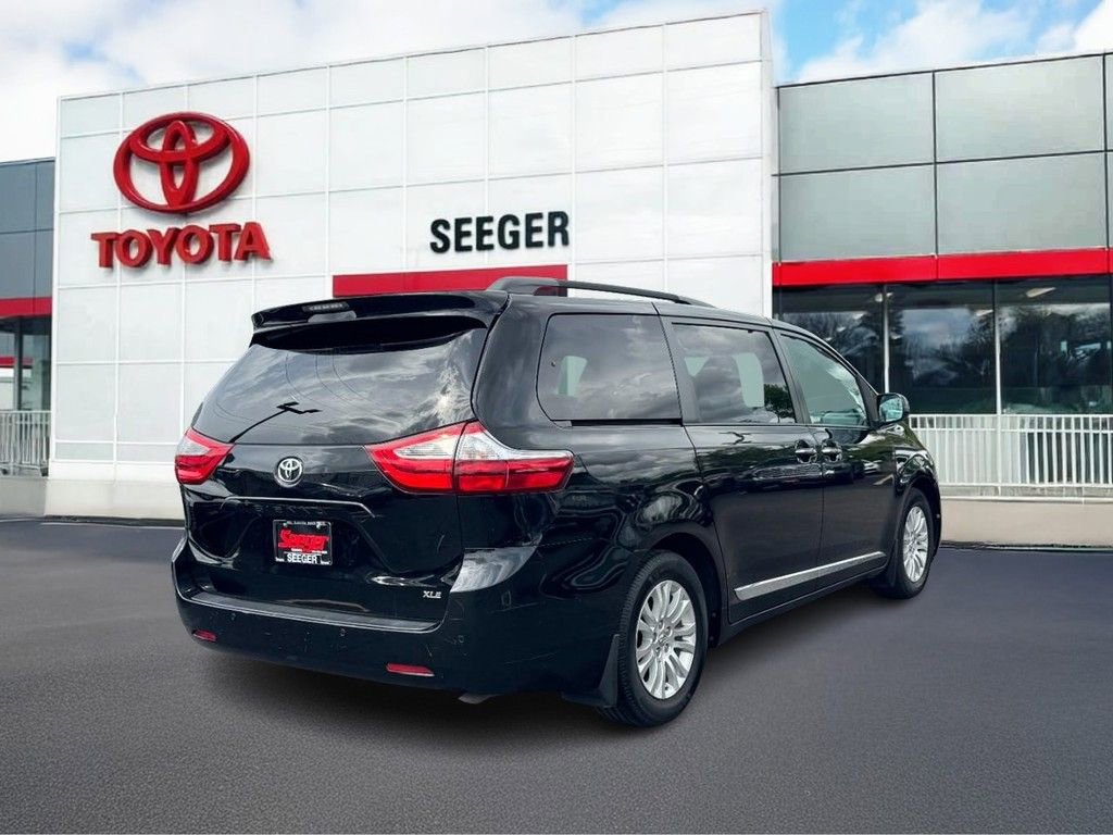 Used 2017 Toyota Sienna XLE Premium w/ Protection Package FWD image 3