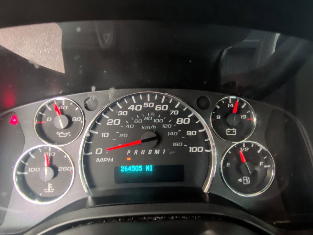Used 2018 Chevrolet Express 2500 w/ Driver Convenience Package RWD image 16