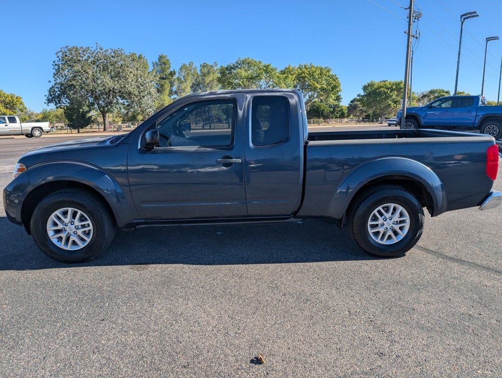 Used 2015 Nissan Frontier SV image 2