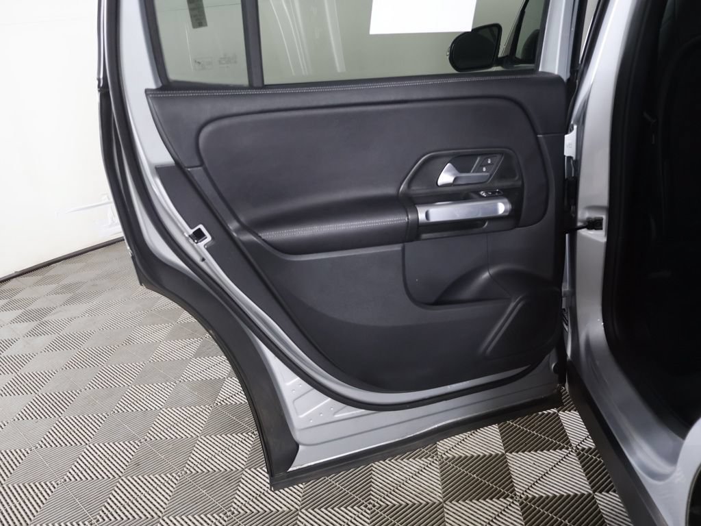 Used 2023 Mercedes-Benz GLB 250 4MATIC w/ Premium Package image 23
