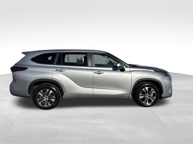 Used 2023 Toyota Highlander XLE image 9