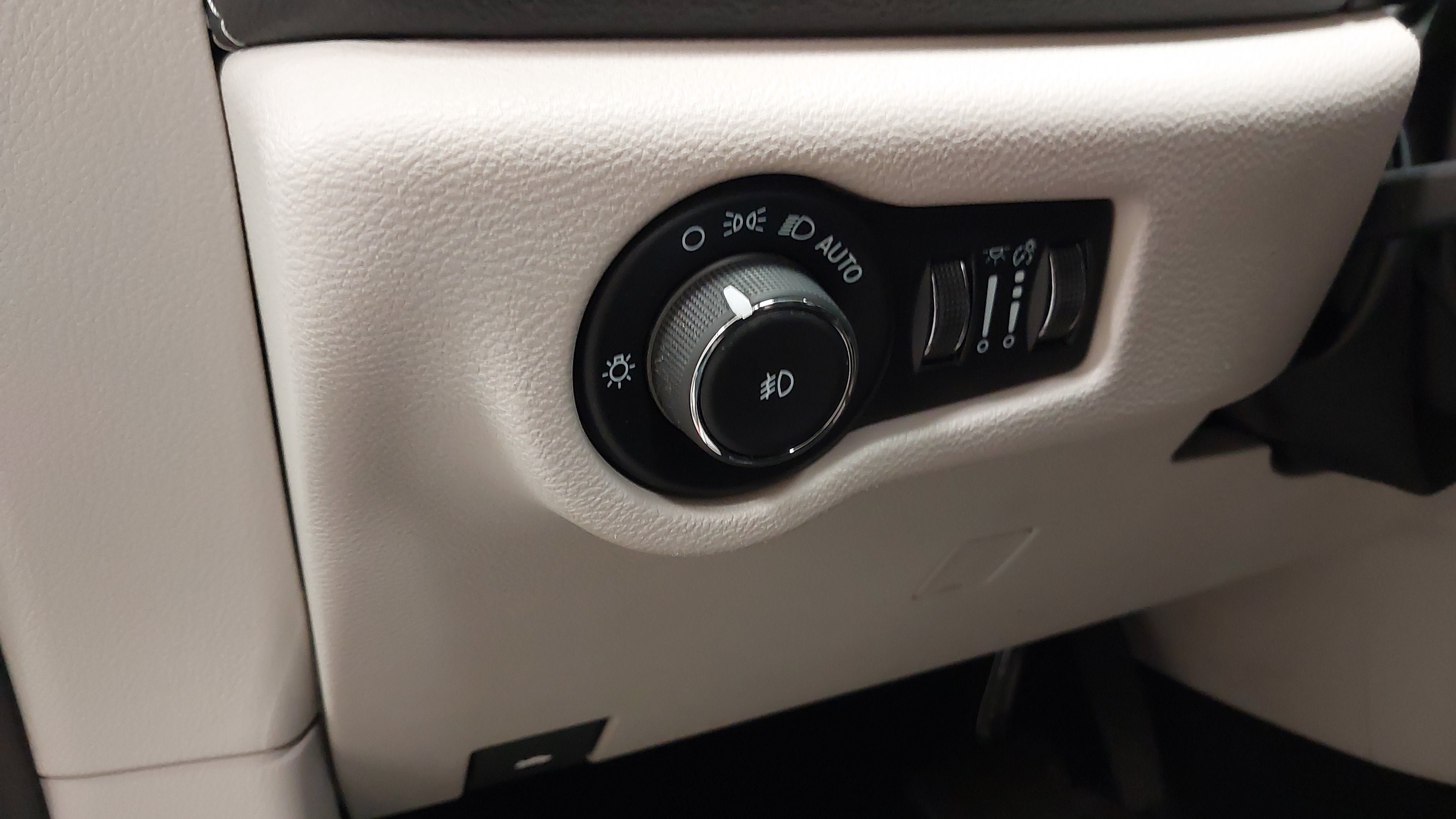 Used 2024 Chrysler Pacifica Touring-L w/ Uconnect Theater Family Group FWD image 31