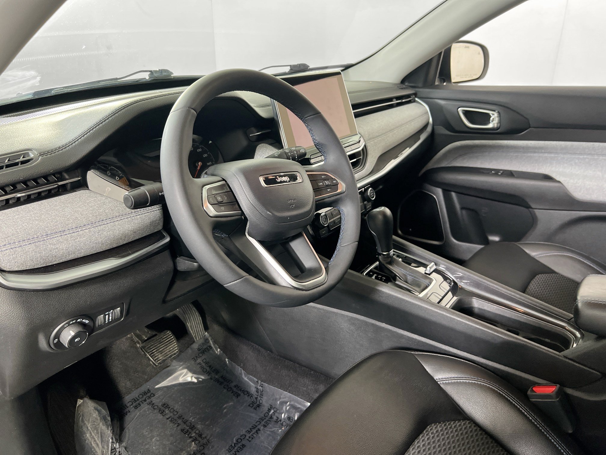 Used 2022 Jeep Compass Latitude w/ Sun and Sound Group AWD/4WD image 9