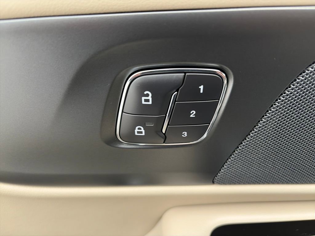 Used 2025 Lincoln Nautilus Premier w/ Equipment Group 102A image 19