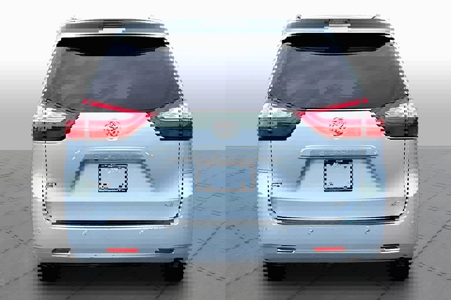 Used 2016 Toyota Sienna XLE w/ XLE Navigation Package image 5