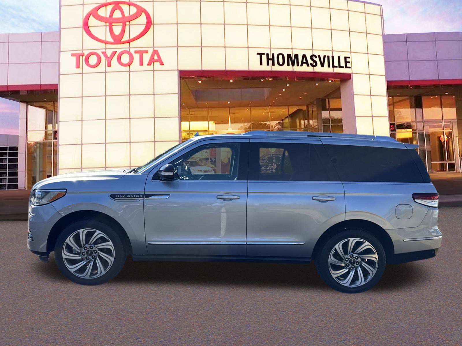 Used 2023 Lincoln Navigator Reserve image 8