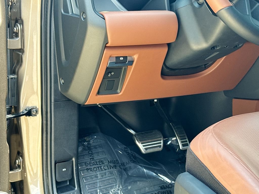 Used 2025 Land Rover Defender 110 AWD/4WD image 17
