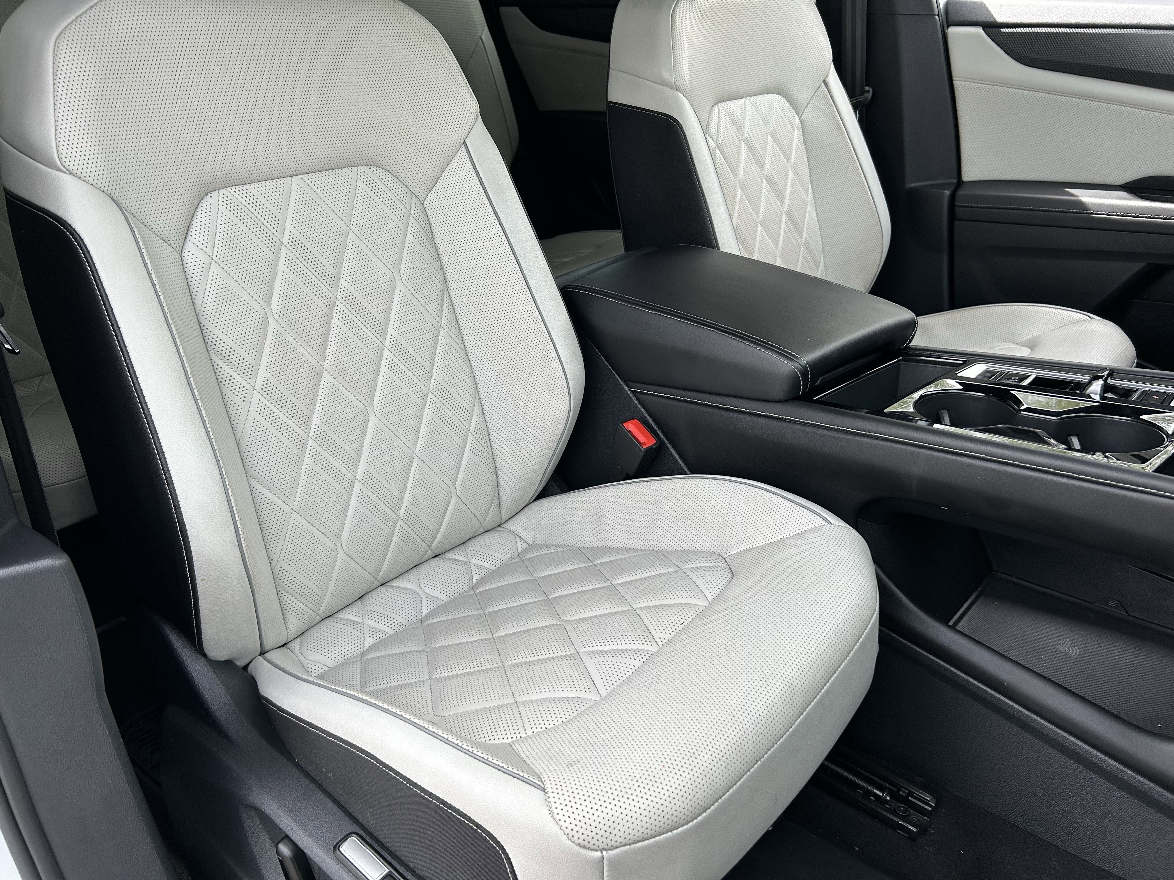 Used 2025 Volkswagen Atlas Cross Sport SEL Premium R-Line AWD/4WD image 9