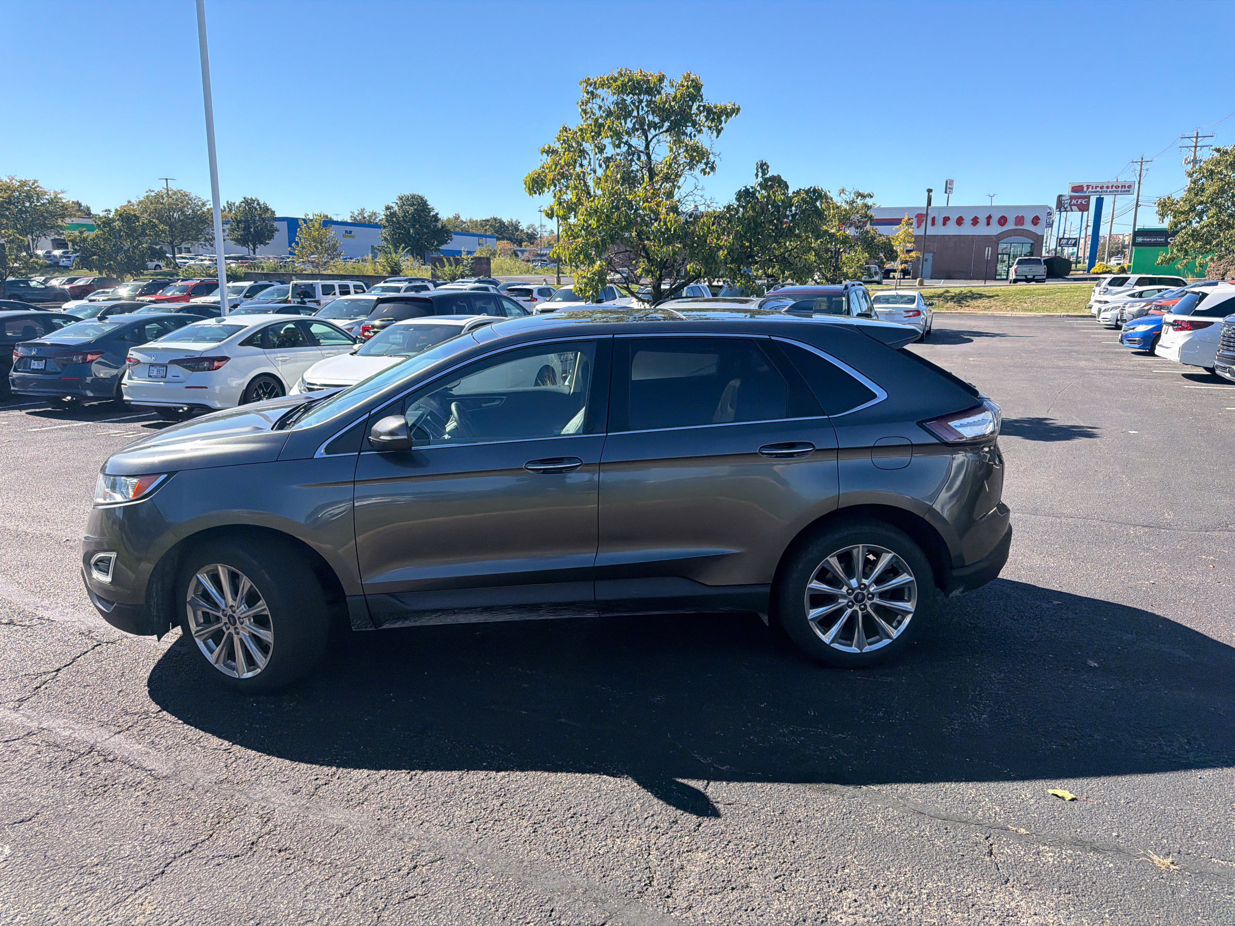 Used 2018 Ford Edge Titanium w/ Equipment Group 301A AWD/4WD image 3
