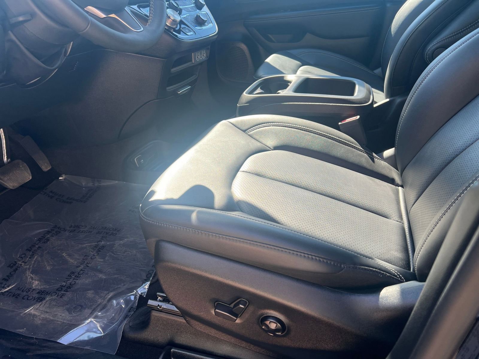 Used 2025 Chrysler Pacifica Select image 29