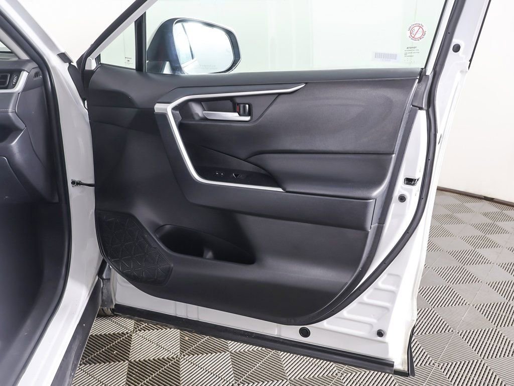 Used 2025 Toyota RAV4 XLE AWD/4WD image 22