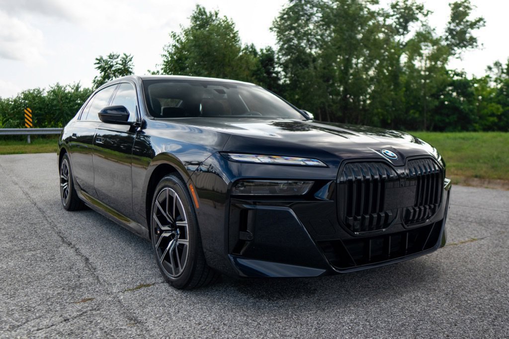 Certified 2024 BMW i7 xDrive60 w/ Executive Package AWD/4WD image 15