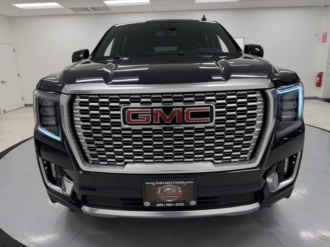 Used 2021 GMC Yukon XL Denali image 2