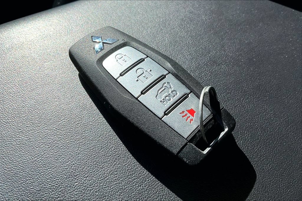Used 2024 Mitsubishi Outlander 4WD Plug-In Hybrid image 11