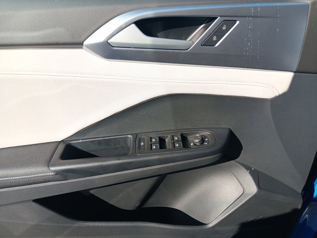 Used 2025 Volkswagen Taos SE w/ Panoramic Sunroof Package image 12