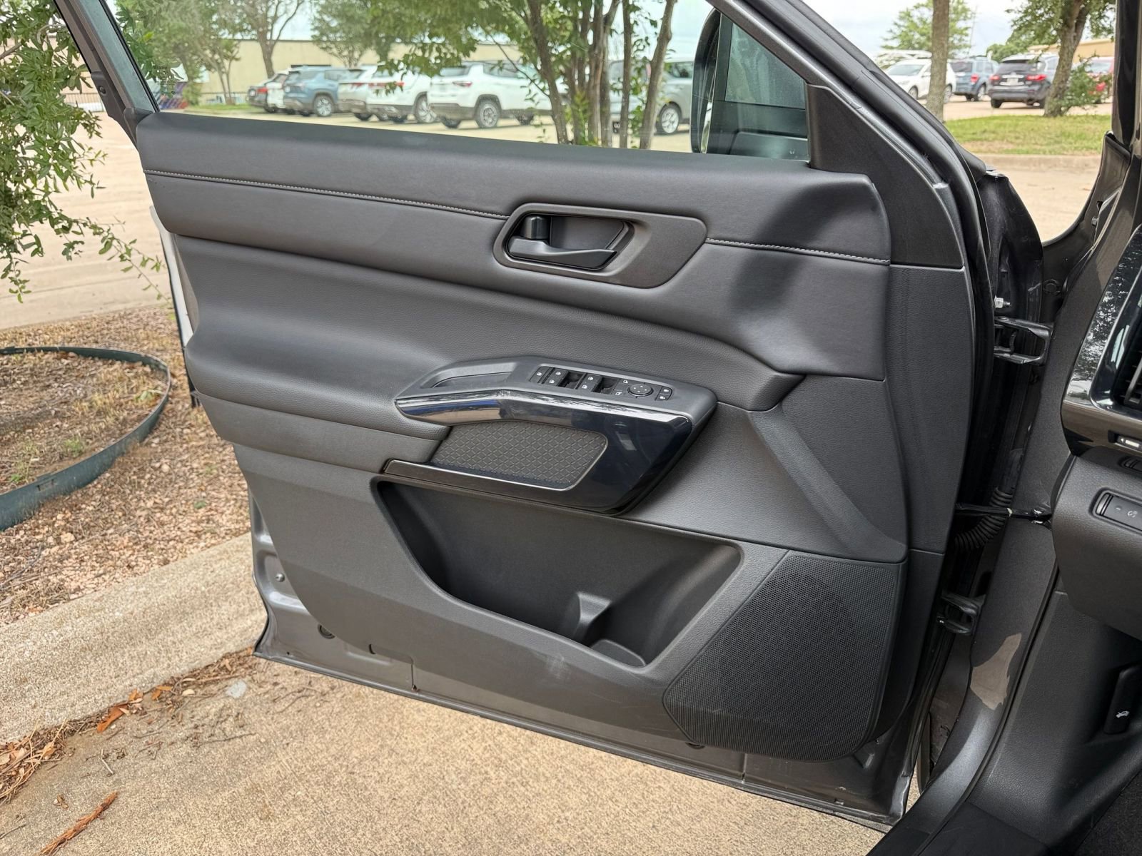Used 2025 Nissan Pathfinder SV FWD image 18