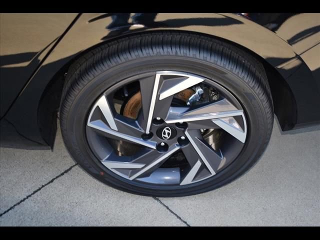 Certified 2025 Hyundai Elantra SEL FWD image 19