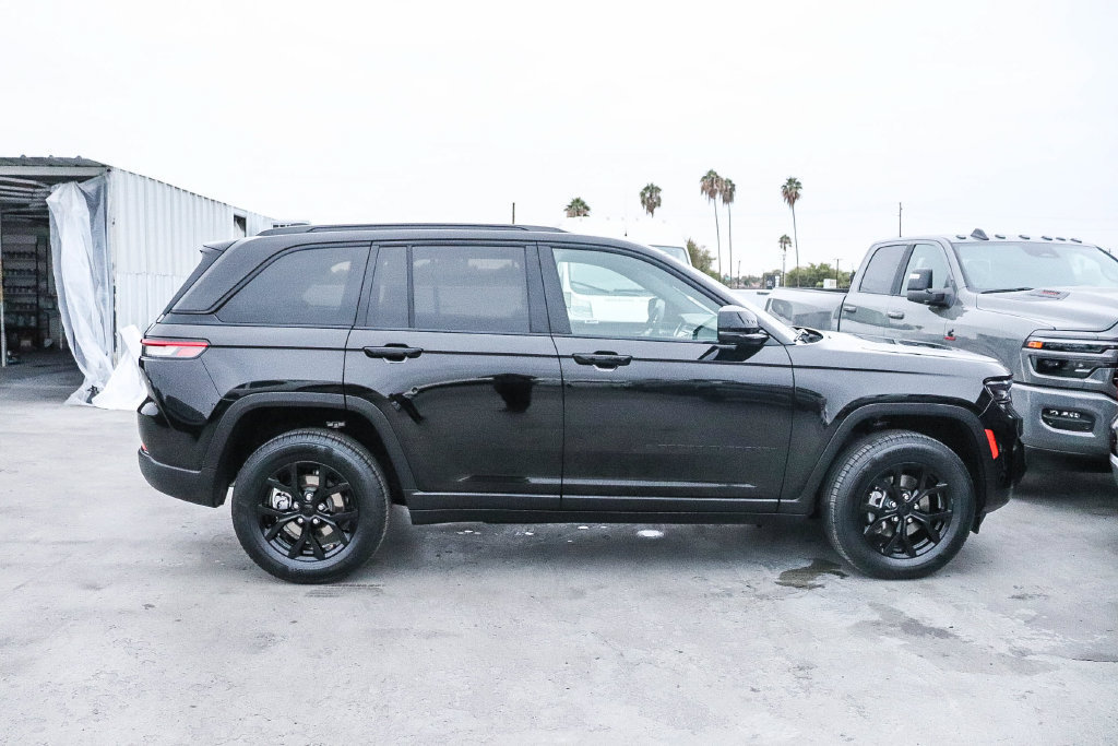 Used 2025 Jeep Grand Cherokee Altitude AWD/4WD image 13